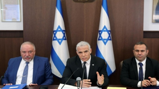 في أول إجتماع للكابينيت .. لبيد يهدد غزة